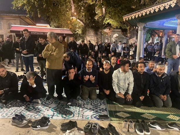 Foto - Eyüpsultan'da Mevlid Kandili coşkusu! Eller semaya açıldı