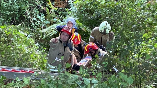 Eyüpsultan’da otomobil ormanlık alana uçtu