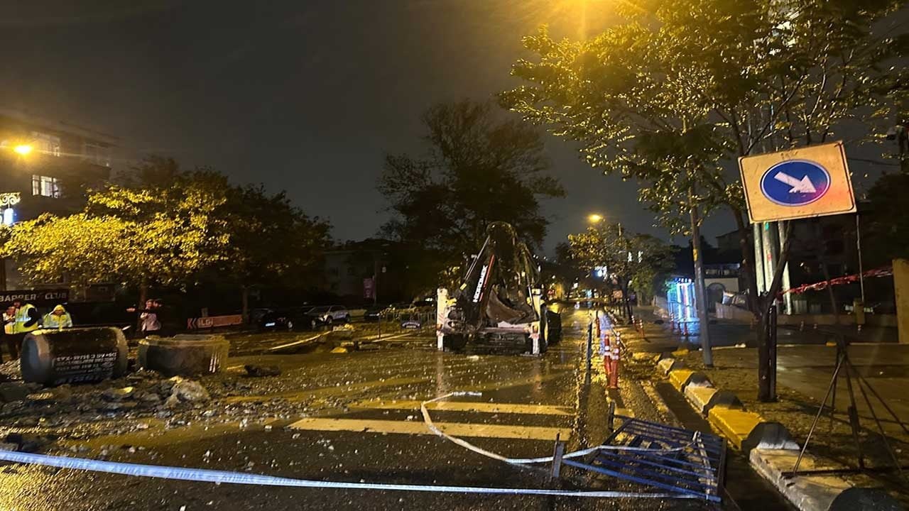 Foto - Eyüpsultan’da sel felaketi yolu yuttu! Çökme nedeniyle bölgeye ekipler sevk edildi!