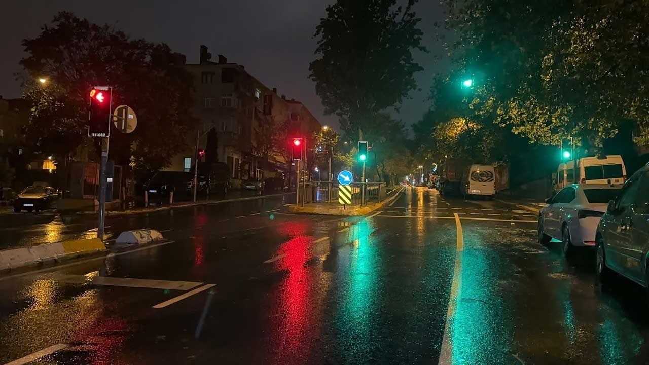 Foto - Eyüpsultan’da sel felaketi yolu yuttu! Çökme nedeniyle bölgeye ekipler sevk edildi!