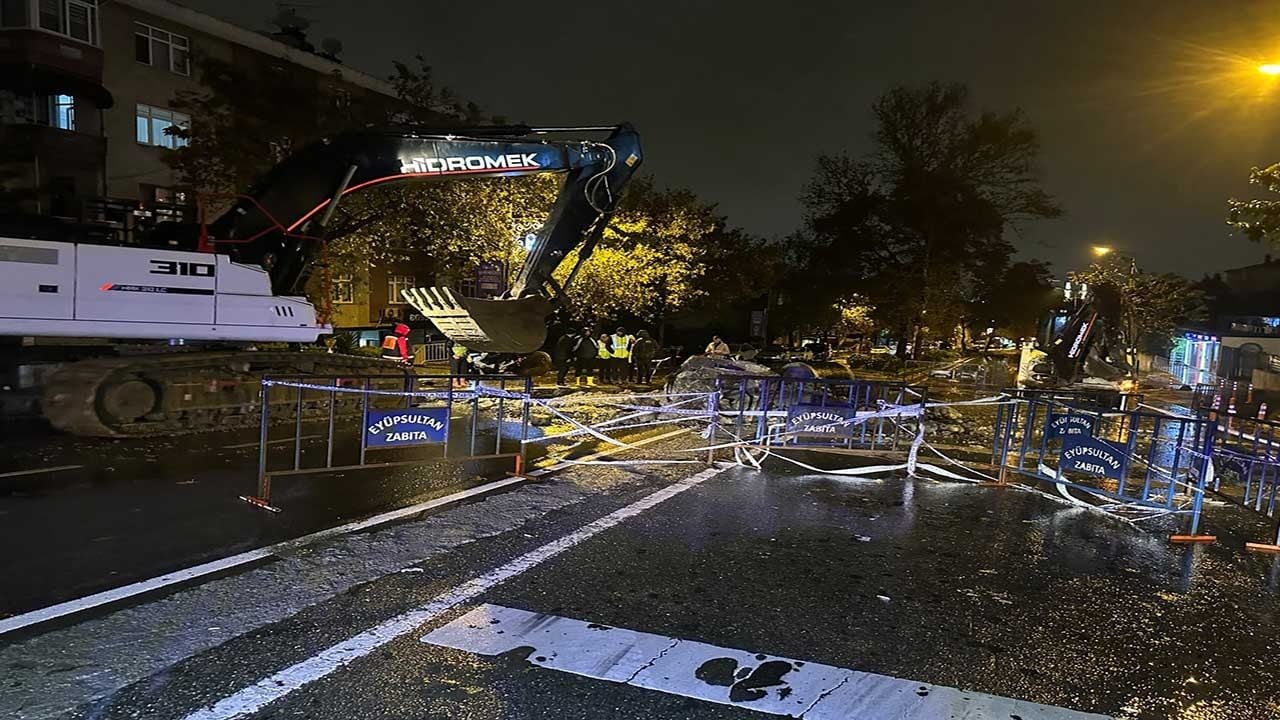 Foto - Eyüpsultan’da sel felaketi yolu yuttu! Çökme nedeniyle bölgeye ekipler sevk edildi!