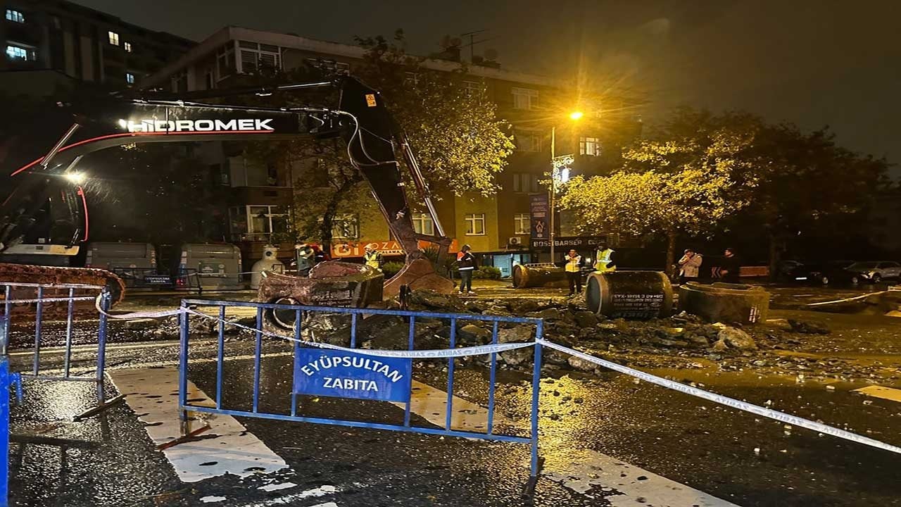Eyüpsultan’da sel felaketi yolu yuttu! Çökme nedeniyle bölgeye ekipler sevk edildi!