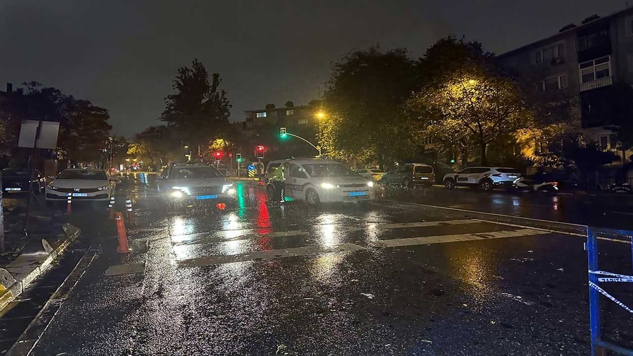 Foto - Eyüpsultan’da sel felaketi yolu yuttu! Çökme nedeniyle bölgeye ekipler sevk edildi!