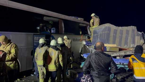 Foto - Eyüpsultan'da yolcu otobüsü ile TIR çarpıştı: 1 ölü 31 yaralı
