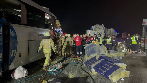 Eyüpsultan'da yolcu otobüsü ile TIR çarpıştı: 1 ölü 31 yaralı
