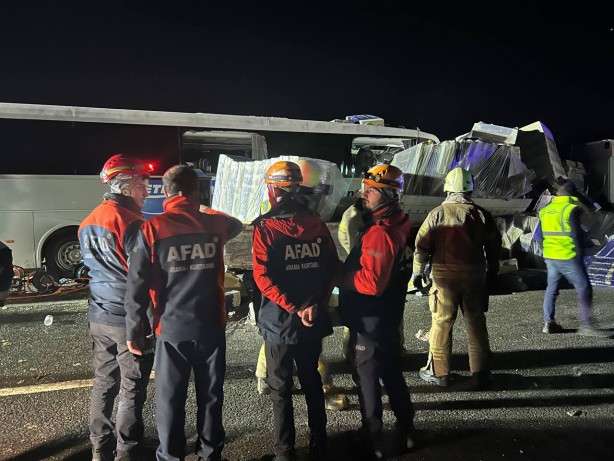 Foto - Eyüpsultan'da yolcu otobüsü ile TIR çarpıştı: 1 ölü 31 yaralı