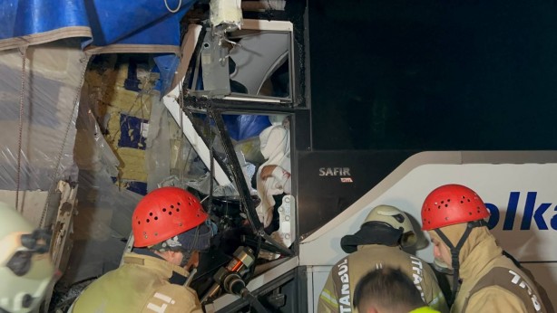 Foto - Eyüpsultan'da yolcu otobüsü ile TIR çarpıştı: 1 ölü 31 yaralı