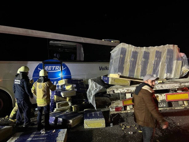 Foto - Eyüpsultan'da yolcu otobüsü ile TIR çarpıştı: 1 ölü 31 yaralı