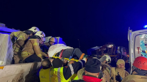 Foto - Eyüpsultan'da yolcu otobüsü ile TIR çarpıştı: 1 ölü 31 yaralı