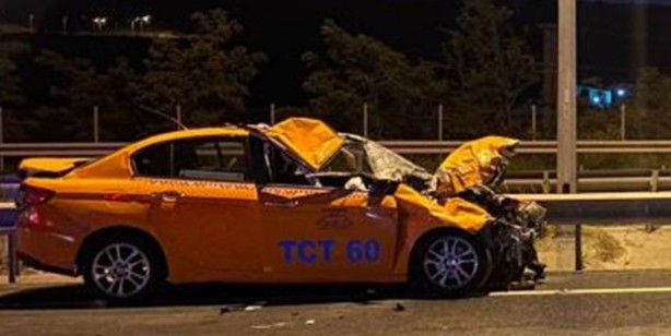 Eyüp'te feci kaza! Taksi mandalara çarptı, yolcu hayatını kaybetti