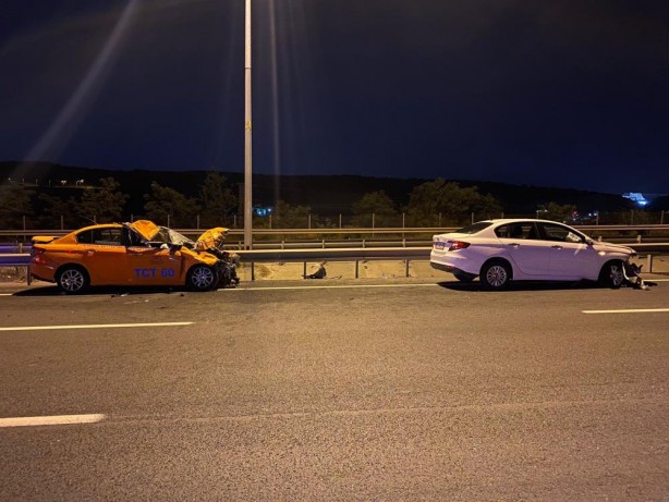 Foto - Eyüp'te feci kaza! Taksi mandalara çarptı, yolcu hayatını kaybetti
