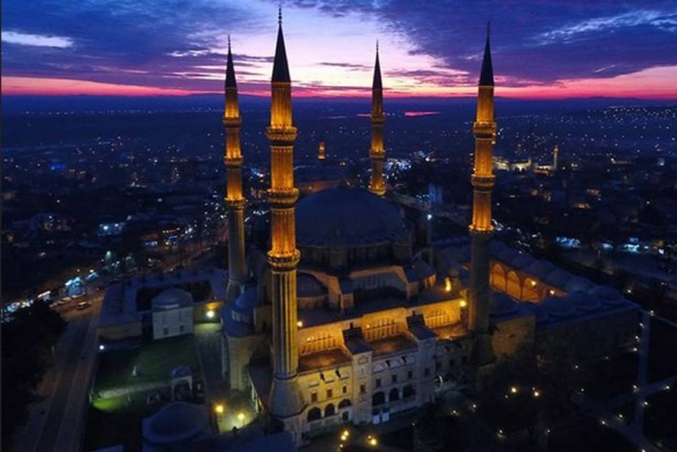 Foto - Ezan okunurken köpekler bakın neden havlarmış! Tüyleri ürperten sözler: Onları görüyorlar