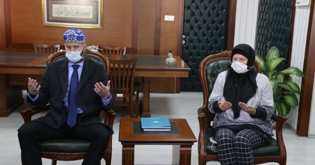 Foto - Ezan sesinden etkilenen anne ve oğlu Müslüman oldu