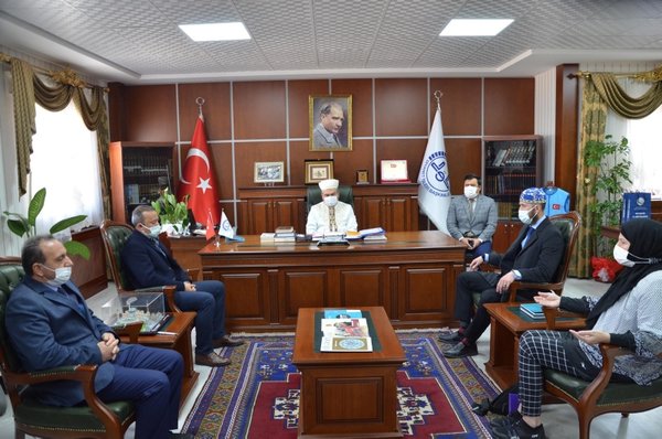 Ezan sesinden etkilenen anne ve oğlu Müslüman oldu