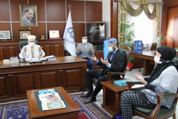 Foto - Ezan sesinden etkilenen anne ve oğlu Müslüman oldu