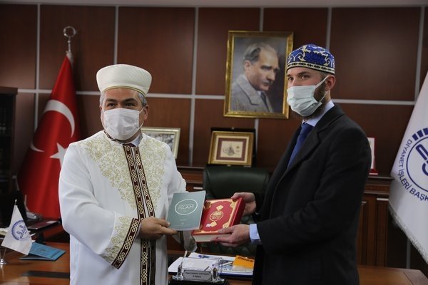 Foto - Ezan sesinden etkilenen anne ve oğlu Müslüman oldu