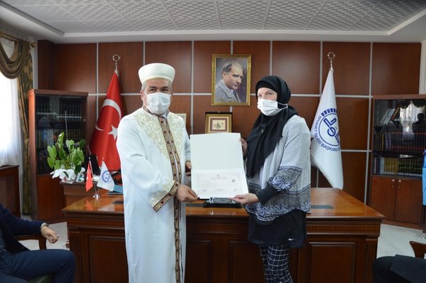 Foto - Ezan sesinden etkilenen anne ve oğlu Müslüman oldu