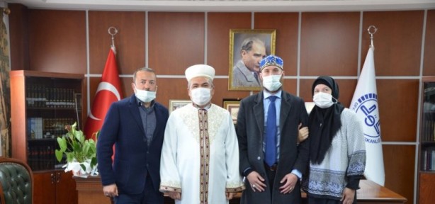 Foto - Ezan sesinden etkilenen anne ve oğlu Müslüman oldu