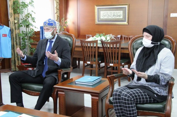 Foto - Ezan sesinden etkilenen anne ve oğlu Müslüman oldu