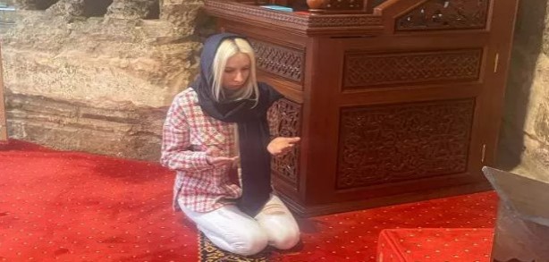 Ezan sesinden etkilenen Ukraynalı kadın Müslüman oldu