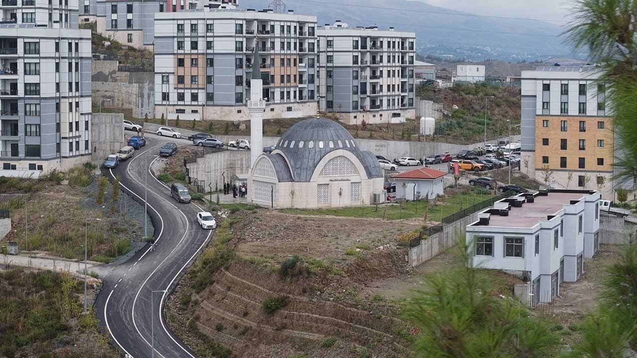 Ezanlar yeniden yükseliyor! Hatay'da 136'ncı cami dualarla ibadete açıldı