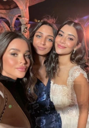 Foto - Ezgi Fındık'ın katıldığı 'camide dekolteli kıyafetle dini nikah' rezilliğine tepki yağdı!