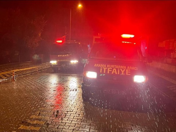 Foto - Ezine’de fırtına nedeniyle ağaç devrildi, kapanan yol belediye ekiplerince açıldı