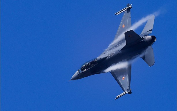 F-16'ları satıp Türkiye'yi vurmak için savaş uçağı alacaklar