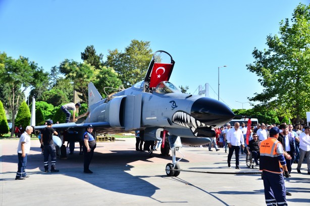 Foto - F4 savaş uçağı… Türkiye’de bir ilk daha