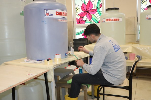 Fabrika gibi okul: 50 farklı hijyen ürünü üreten liseden 5 milyon TL ciro!