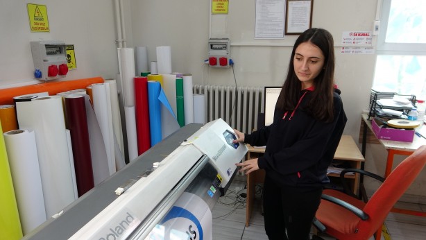 Fabrika gibi okul! Adeta para basıyor