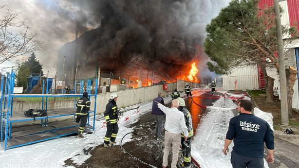 Fabrikada büyük yangın! Ekipler müdahale ediyor