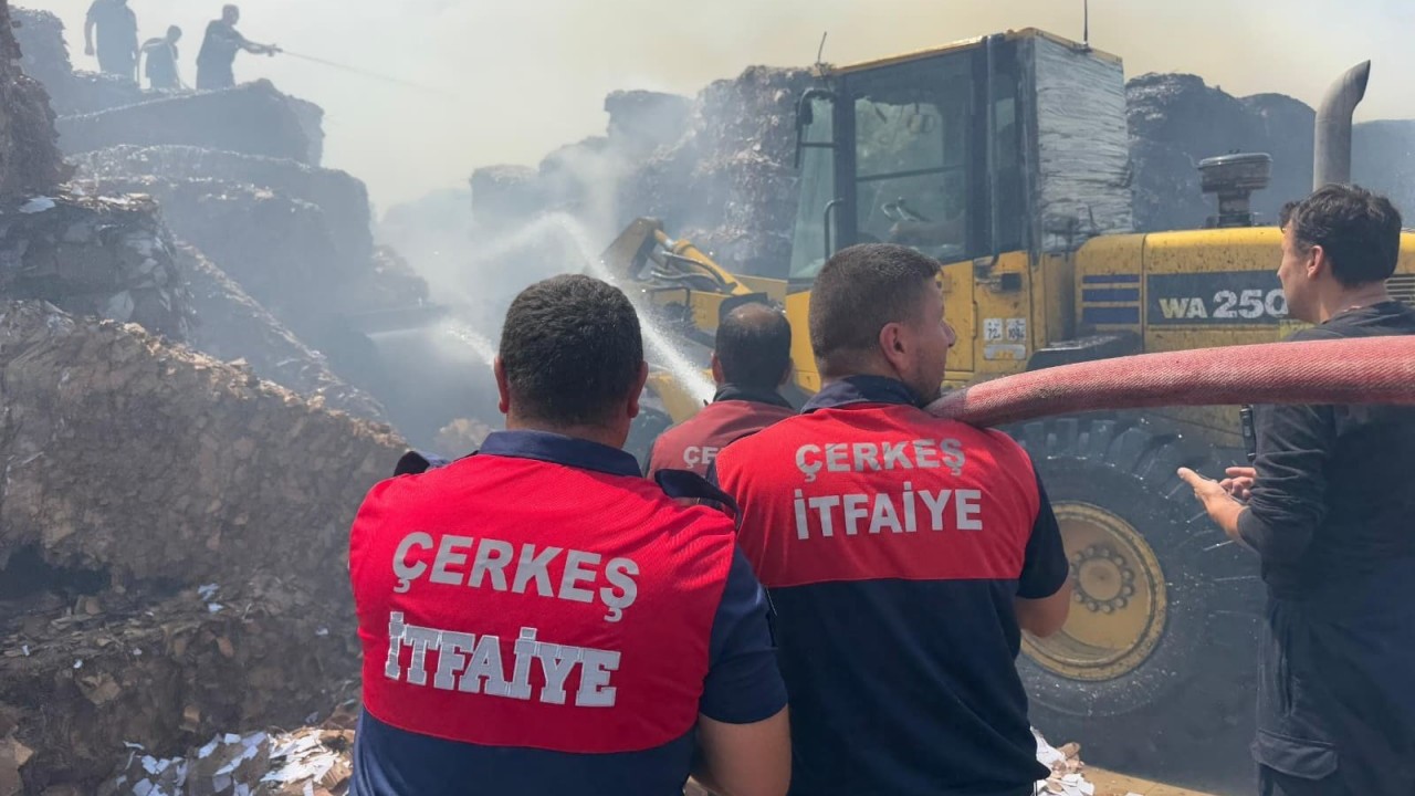 Foto - Fabrikada korkutan yangın