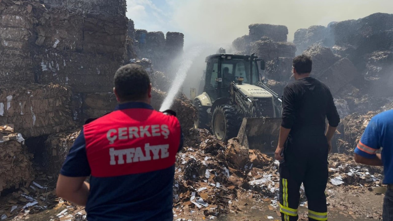 Foto - Fabrikada korkutan yangın