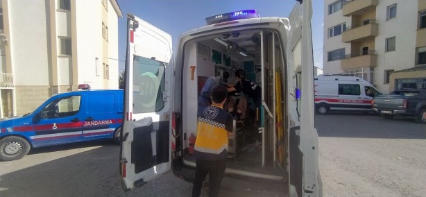Foto - Facia! Göçerleri taşıyan kamyonet şarampole yuvarlandı