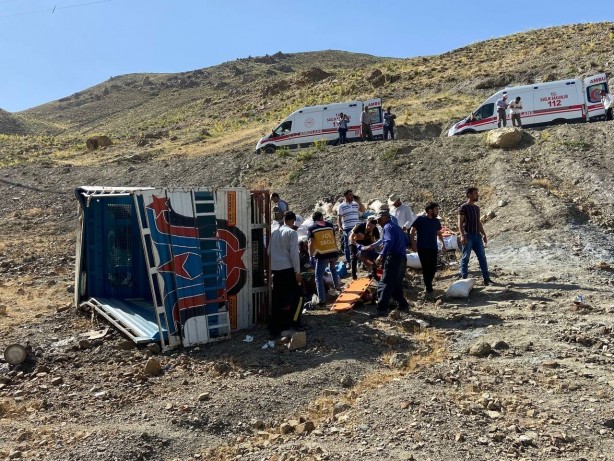 Foto - Facia! Göçerleri taşıyan kamyonet şarampole yuvarlandı