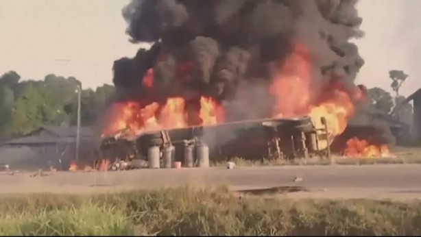 Foto - Facia ki ne facia! Akaryakıt tankeri böyle patladı! Maalesef 40 kişi feci şekilde can verdi