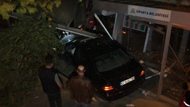 Foto - Otomobil otobüs durağına daldı: Yaralılar var