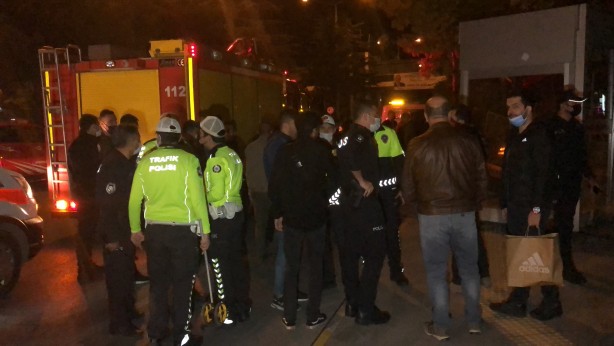 Foto - Otomobil otobüs durağına daldı: Yaralılar var