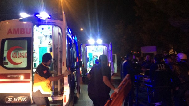 Foto - Otomobil otobüs durağına daldı: Yaralılar var