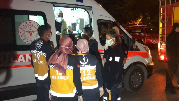 Foto - Otomobil otobüs durağına daldı: Yaralılar var