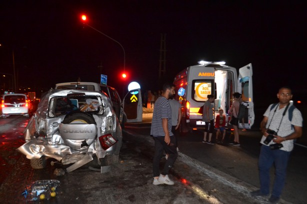 Foto - Facia! Tır kırmızı ışıkta bekleyen 8 aracı biçti: 12 yaralı