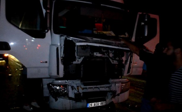 Foto - Facia! Tır kırmızı ışıkta bekleyen 8 aracı biçti: 12 yaralı