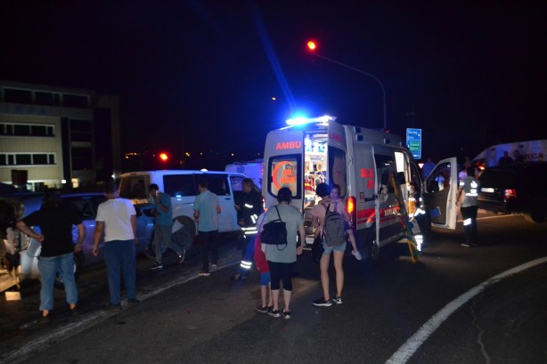 Foto - Facia! Tır kırmızı ışıkta bekleyen 8 aracı biçti: 12 yaralı