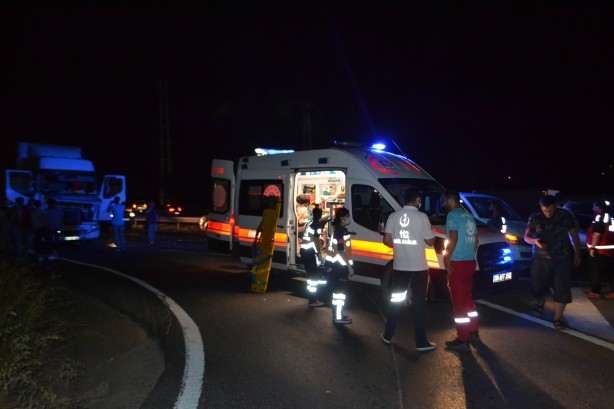 Foto - Facia! Tır kırmızı ışıkta bekleyen 8 aracı biçti: 12 yaralı