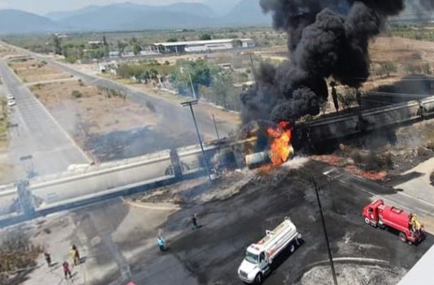Foto - Facia! Trenin çarptığı petrol tankeri patladı