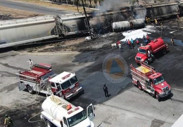 Foto - Facia! Trenin çarptığı petrol tankeri patladı