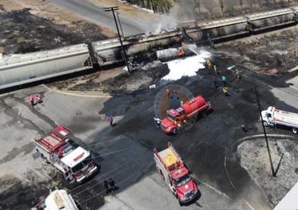 Foto - Facia! Trenin çarptığı petrol tankeri patladı