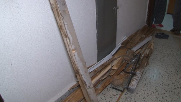 Foto - Faciadan dönüldü! Çatıdan kopan parçalar binanın pencerelerinden evin içine girdi