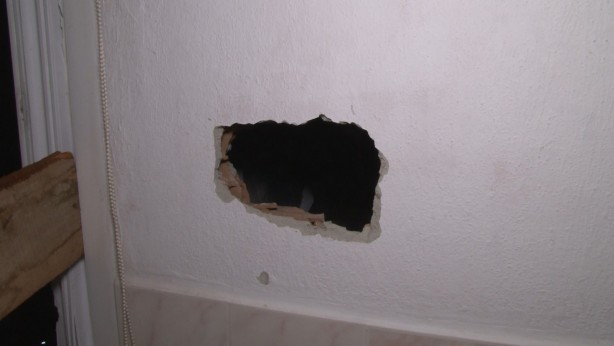 Foto - Faciadan dönüldü! Çatıdan kopan parçalar binanın pencerelerinden evin içine girdi